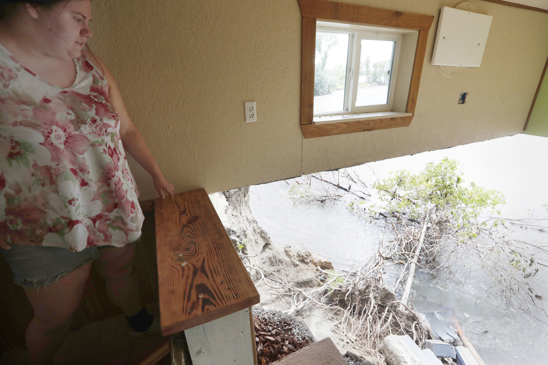 Yellowstone River eroding ground under family home
